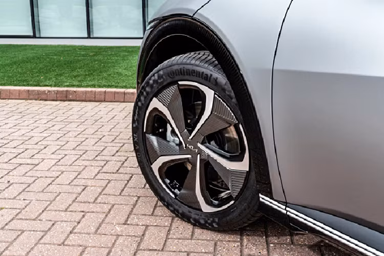 Ở phía đuôi xe, cụm đèn hậu xe điện Kia EV6 có kế vuốt cao lên trên theo viền trên cửa cốp. Phần kính cửa cốp có thiết kế dốc sâu, mui xe và cửa cốp tích hợp thêm cánh gió. Cuối cùng là viền nẹp cản sốc sau màu bạc dập hình kim cương. 