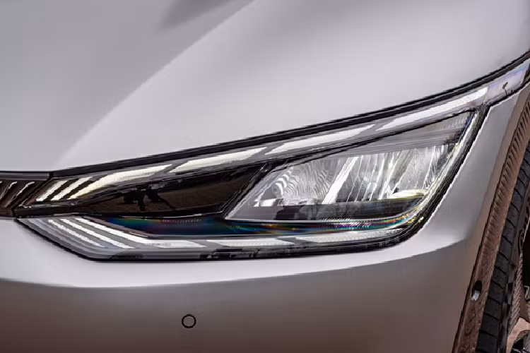 Nắp capô của xe có đường dập gân nổi bật, kéo từ nắp ca-pô lên cột A. Trong khi đó hốc gió trung tâm khá rộng được bố trí bên dưới dưới cản trước. Nhìn từ sườn xe, có thể thấy xe điện Kia EV6 có các cột màu đen tạo hiệu ứng mui xe "lơ lửng". Nắm cửa của của xe được thiết kế hiện đại nằm chìm vào mặt cửa xe và có thể bật lên khi cần. Thêm vào đó là đường mạ crôm kéo dài từ cửa trước đến hốc bánh sau, tạo cảm giác như nối với đèn hậu.