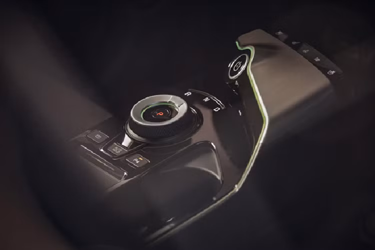 Hai con số tương ứng của cặp đôi mô-tơ điện này khi kết hợp cùng cụm pin 77,4 kWh là 320 mã lực và 605 Nm. Ngoài ra, Kia EV6 còn có bản trang bị GT với trang bị 2 mô-tơ điện, hệ dẫn động AWD và cụm pin 77,4 kWh, mang đến công suất tối đa 577 mã lực và mô-men xoắn cực đại 740 Nm.