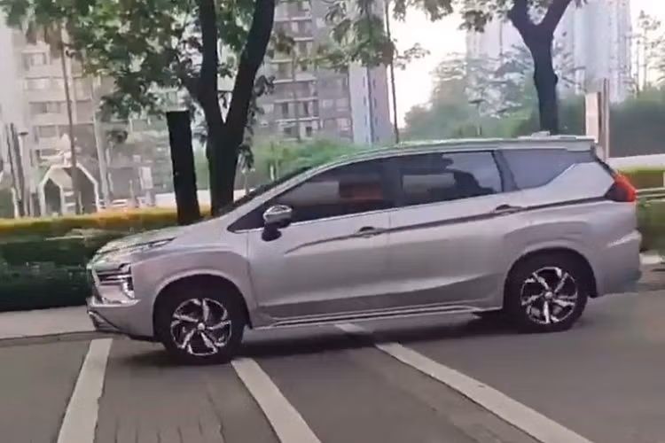 Theo tin đồn, Mitsubishi Xpander Hybrid 2023 dự kiến sẽ dùng động cơ xăng 4 xi-lanh, dung tích 1.2L, mô-tơ điện và hộp số biến thiên vô cấp CVT. Hai con số tương ứng của mô-tơ điện là 3,1 mã lực và 5,1 Nm. Hệ truyền động này giúp xe chỉ tiêu thụ lượng xăng trung bình 22,4 km/lít (khoảng 4,4 lít/100 km).