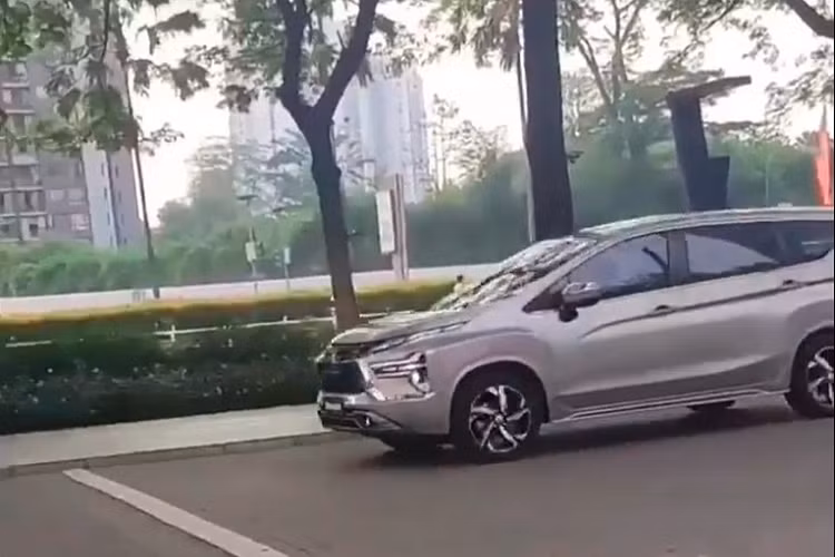 Thêm vào đó là thiết kế bộ vành hợp kim với chấu hình lưỡi dao, sơn phối 2 màu mới. Đằng sau, Mitsubishi Xpander 2022 có vẻ được bổ sung cản va mới với khe gió nằm dọc ở hai bên góc. Hiện chưa có hình ảnh nội thất và thông tin về động cơ của Mitsubishi Xpander 2022. 