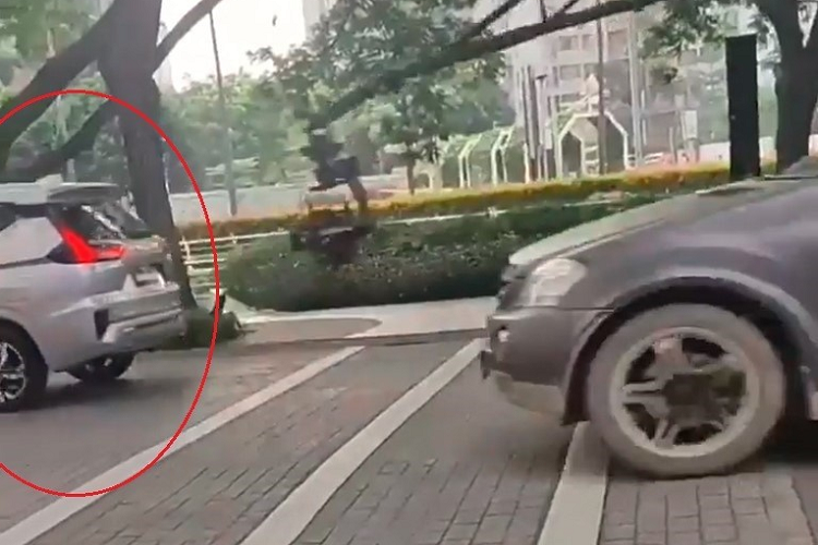 Cụ thể, đèn pha của Mitsubishi Xpander 2022 được thiết kế hình chữ "T" thay vì đặt dọc như phiên bản cũ. Trong khi đó, dải đèn LED định vị ban ngày được đặt trên đèn pha, sát với nắp ca-pô và có vẻ kéo dài hơn trước. Xếp ngay cạnh dải đèn LED định vị ban ngày là đèn báo rẽ màu cam.