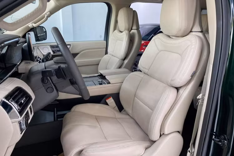 Là mẫu SUV đứng đầu nên khoang lái cũng như khoang hành khách ở Navigator Reserve rất rộng rãi. Trái với màn xanh lục đẹp mắt ở ngoại thất, không gian bên trong Navigator phiên bản Reserve sử dụng tông màu trắng kem. Xen kẽ là các chi tiết ốp gỗ nâu. Bố trí cần số truyền thống thành dạng nút bấm giúp tiết kiệm tối đa không gian khoang lái, đồng thời gia tăng khả năng chứa đồ ở bệ tỳ tay trung tâm. Kiểu thiết kế cần số này được Lincoln áp dụng cho toàn bộ dòng xe SUV.