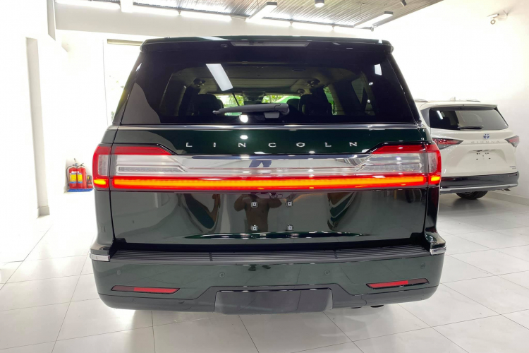 Đầu xe ấn tượng với lưới tản nhiệt cỡ lớn, chiếm hết 3/4 diện tích mặt trước. Toàn bộ đèn chiếu sáng dùng công nghệ LED. Đèn pha xe có tính năng tự động chiếu sáng cường độ cao nhưng không làm chói xe ngược chiều và tự động thích ứng theo góc xoay của vô lăng. Công nghệ này vốn chỉ hiện diện trên các mẫu xe hạng sang ở vị trí đứng đầu. Với các mẫu xe cấp thấp, nhà sản xuất cung cấp dưới dạng tuỳ chọn.