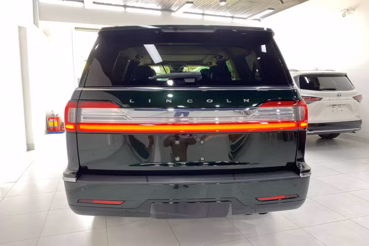 Đầu xe ấn tượng với lưới tản nhiệt cỡ lớn, chiếm hết 3/4 diện tích mặt trước. Toàn bộ đèn chiếu sáng dùng công nghệ LED. Đèn pha xe có tính năng tự động chiếu sáng cường độ cao nhưng không làm chói xe ngược chiều và tự động thích ứng theo góc xoay của vô lăng. Công nghệ này vốn chỉ hiện diện trên các mẫu xe hạng sang ở vị trí đứng đầu. Với các mẫu xe cấp thấp, nhà sản xuất cung cấp dưới dạng tuỳ chọn.