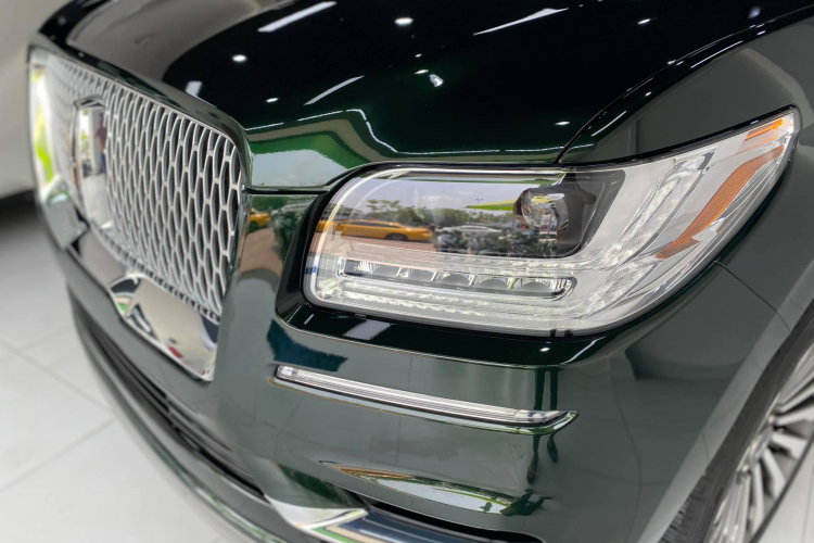 Lincoln Navigator Reserve thế hệ mới có chiều dài 5.334 mm, cao 1.940 mm và chiều ngang 2.382 mm. Trục cơ sở là 3.111 mm, dài hơn BMW X7 (3.105 mm), Lexus LX 570 (2.850 mm). Vành xe bản Reserve là loại đa chấu, kích thước 22 inch. Trụ C được sơn đen bóng, tương tự bản Black Label.