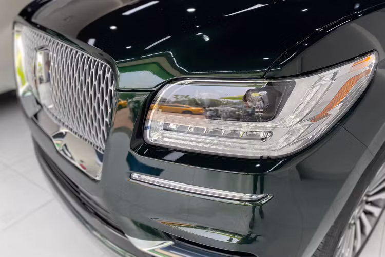 Lincoln Navigator Reserve thế hệ mới có chiều dài 5.334 mm, cao 1.940 mm và chiều ngang 2.382 mm. Trục cơ sở là 3.111 mm, dài hơn BMW X7 (3.105 mm), Lexus LX 570 (2.850 mm). Vành xe bản Reserve là loại đa chấu, kích thước 22 inch. Trụ C được sơn đen bóng, tương tự bản Black Label.