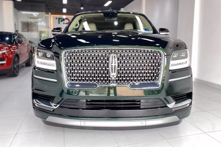 Trong danh mục sản phẩm xe gầm cao của Lincoln, Navigator là chiếc xe đứng đầu. Xe có tới 5 phiên bản và giá xe Lincoln Navigator Black Label L tại thị trường Mỹ bán ra từ 76.185 USD cho bản tiêu chuẩn. Đa số xe được đưa về Việt Nam là thuộc phiên bản Black Label L (bản cao cấp nhất) có giá gần 9 tỷ đồng. Chiếc xe có màu xanh lục là phiên bản Reserve, có giá gần 8 tỷ đồng.