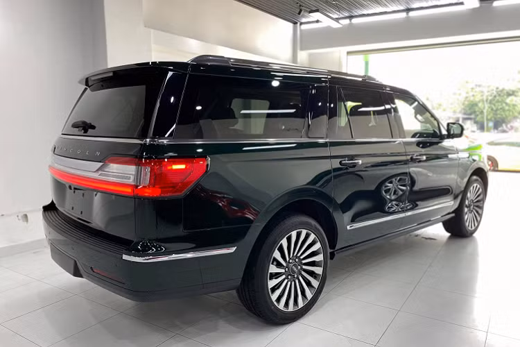 Navigator Reserve tuy là phiên bản cấp thấp nhưng Lincoln trang bị gói hỗ trợ tài xế Co-Pilot 360. Gói công nghệ này bao gồm các hệ thống cảnh báo điểm mù, cảnh báo tiền va chạm và hỗ trợ phanh khẩn cấp, hỗ trợ giữ làn, camera lùi (tích hợp rửa camera) và đèn pha tự động.