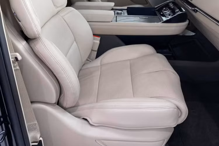 Toàn bộ thông tin của xe được thể hiện trên màn hình LCD 12 inch sắc nét. Màn hình giải trí 10 inch, tích hợp bản đồ, hệ thống giải trí SYNC3. Dàn âm thanh 14 loa, sạc không dây.