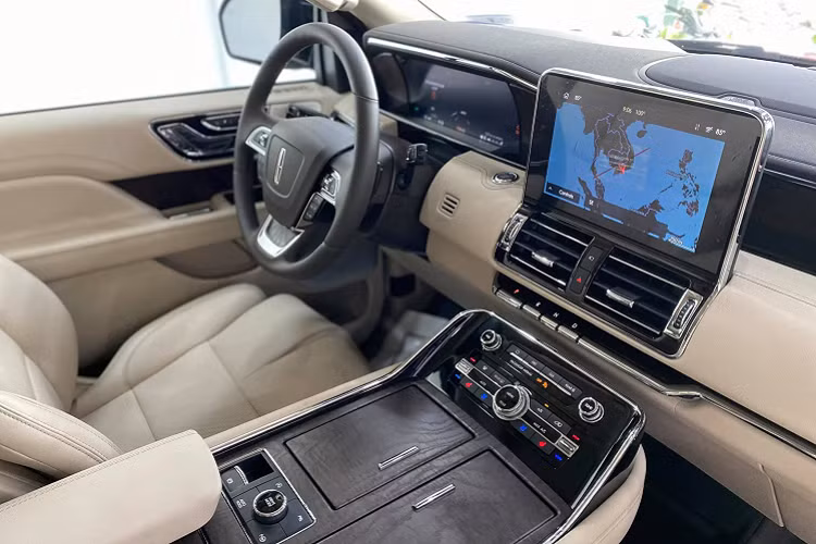 Đuôi xe nổi bật với dải đèn hậu dùng công nghệ LED nằm liền mạch. Navigator Reserve được trang bị động cơ tăng áp kép V6 dung tích 3.5L (chung động cơ với bán tải F150), công suất 450 mã lực ở vòng tua 5.500 vòng/phút, mô-men xoắn tối đa 691 Nm ở vòng tua rất sớm 3.000 vòng/phút. Hộp số 10 cấp kèm lẫy chuyển số. Xe có tính năng auto hold, hệ thống treo tự động thích ứng.