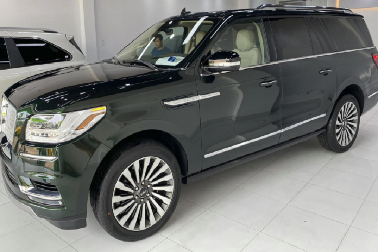 Lincoln Navigator tại Việt Nam có lẽ không quá xa lạ với giới chơi xe. Kể từ khi những chiếc Navigator được đưa về Việt Nam, thương hiệu Lincoln dần trở nên phổ biến với đại bộ phận khách hàng Việt. Trước đó đa phần là các xe đời cũ. Mẫu xe SUV cao cấp nổi bật với ngoại hình cao lớn, vành xe đa chấu rất đẹp mắt.