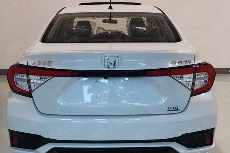 Khi mua Honda Envix 2022, khách hàng Trung Quốc có thể chọn 1 trong 2 loại động cơ. Đầu tiên là động cơ xăng 3 xi-lanh, tăng áp, dung tích 1.0L, sản sinh công suất tối đa 122 mã lực và mô-men xoắn cực đại 173 Nm giống với Honda City hiện đang bán ở Thái Lan. Động cơ này đồng hành cùng hộp số sàn 6 cấp hoặc hộp số biến thiên vô cấp CVT.