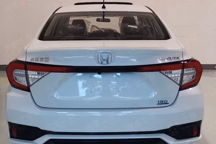 Khi mua Honda Envix 2022, khách hàng Trung Quốc có thể chọn 1 trong 2 loại động cơ. Đầu tiên là động cơ xăng 3 xi-lanh, tăng áp, dung tích 1.0L, sản sinh công suất tối đa 122 mã lực và mô-men xoắn cực đại 173 Nm giống với Honda City hiện đang bán ở Thái Lan. Động cơ này đồng hành cùng hộp số sàn 6 cấp hoặc hộp số biến thiên vô cấp CVT.