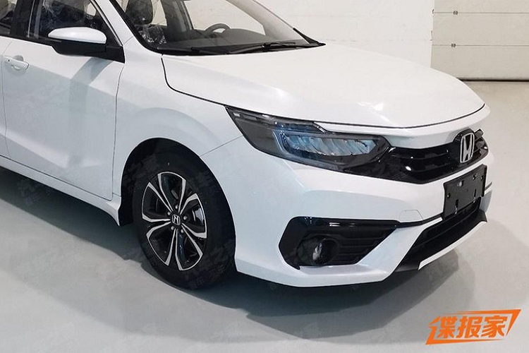 Không chỉ nâng cấp nhẹ trong thiết kế, Honda Envix 2022 còn dài hơn trước 16 mm. Cụ thể, xe sở hữu chiều dài 4.772 nn, chiều rộng 1.804 mm, chiều cao 1.509 mm và chiều dài cơ sở 2.730 mm. Như vậy, mẫu xe này có kích thước không thua kém gì Honda Civic 2022. Thậm chí, chiều dài cơ sở của xe chỉ kém đúng 3 mm so với Honda Civic thế hệ mới.