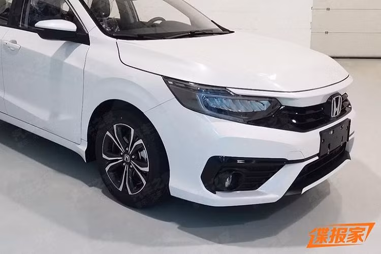 Không chỉ nâng cấp nhẹ trong thiết kế, Honda Envix 2022 còn dài hơn trước 16 mm. Cụ thể, xe sở hữu chiều dài 4.772 nn, chiều rộng 1.804 mm, chiều cao 1.509 mm và chiều dài cơ sở 2.730 mm. Như vậy, mẫu xe này có kích thước không thua kém gì Honda Civic 2022. Thậm chí, chiều dài cơ sở của xe chỉ kém đúng 3 mm so với Honda Civic thế hệ mới.