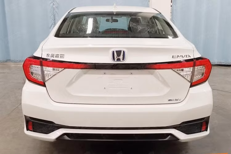 Những thay đổi còn lại của Honda Envix 2022 so với phiên bản cũ bao gồm bộ vành hợp kim có đường kính 16 inch hoặc 17 inch, tùy phiên bản, và cản sau mới có thiết kế thể thao hơn, đi kèm cánh lướt gió. Trong khi đó, thiết kế lưới tản nhiệt, đèn pha, đèn hậu và sườn xe của Honda Envix 2022 không có nhiều thay đổi.