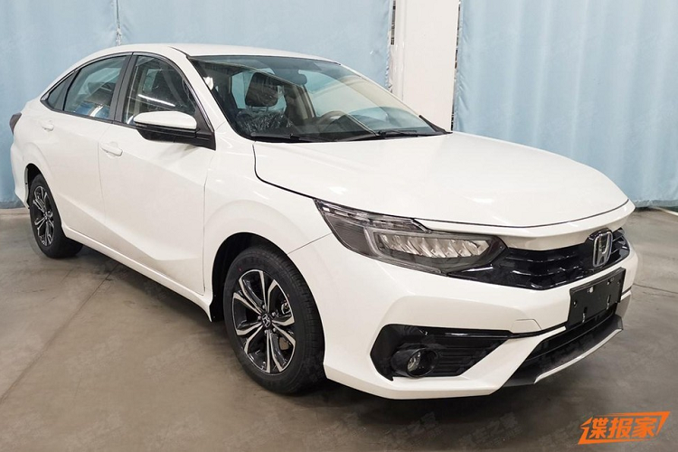 Cũng giống như Crider mới, Honda Envix 2022 chỉ thay đổi nhẹ trong thiết kế ngoại thất. Theo đó, xe được bổ sung thiết kế đầu xe thẳng đứng hơn trước và gợi liên tưởng đến Honda Civic 2022. Ngoài ra, Honda Envix 2022 còn có cản va mới với hốc gió trung tâm hình thang, đèn sương mù và cánh lướt gió trước khác biệt.