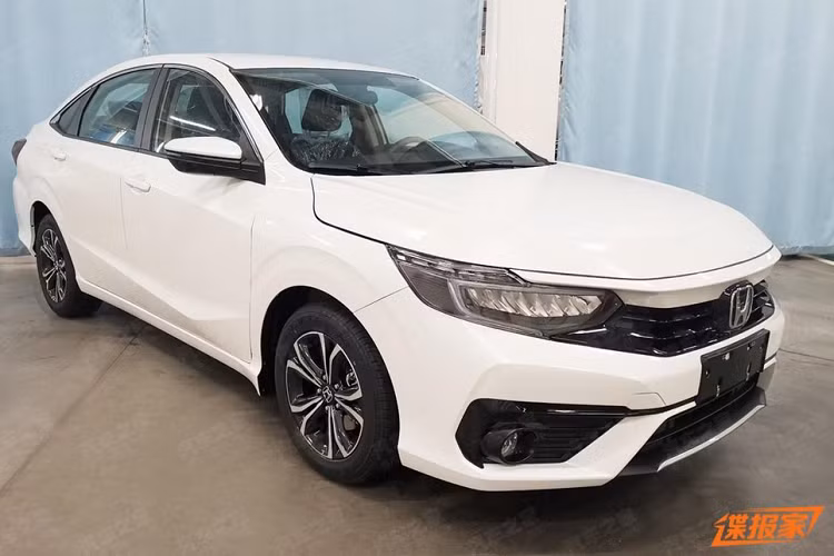 Cũng giống như Crider mới, Honda Envix 2022 chỉ thay đổi nhẹ trong thiết kế ngoại thất. Theo đó, xe được bổ sung thiết kế đầu xe thẳng đứng hơn trước và gợi liên tưởng đến Honda Civic 2022. Ngoài ra, Honda Envix 2022 còn có cản va mới với hốc gió trung tâm hình thang, đèn sương mù và cánh lướt gió trước khác biệt.