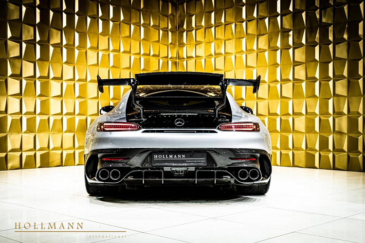 Mercedes-AMG GT Black Series đang trở thành đồ chơi không thể thiếu của các đại gia thế giới. Dù có giá xuất xưởng lên đến 7,7 tỷ đồng, tăng gấp đôi so với bản tiêu chuẩn nhưng hiện tại, dòng xe Mercedes-AMG GT Black Series đã bị đẩy giá thấp nhất lên 10,7 tỷ đồng và cao nhất là gần 18 tỷ đồng