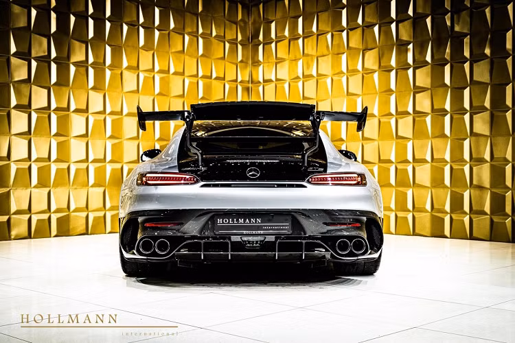 Mercedes-AMG GT Black Series đang trở thành đồ chơi không thể thiếu của các đại gia thế giới. Dù có giá xuất xưởng lên đến 7,7 tỷ đồng, tăng gấp đôi so với bản tiêu chuẩn nhưng hiện tại, dòng xe Mercedes-AMG GT Black Series đã bị đẩy giá thấp nhất lên 10,7 tỷ đồng và cao nhất là gần 18 tỷ đồng