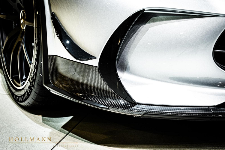 Mức giá xe Mercedes-AMG GT Black Series được đại lý siêu xe và xe sang ở Đức rao bán lại là 476.000 Euro, tương đương 12,8 tỷ đồng đã có VAT, và giá xuất khẩu dành cho các đại gia sinh sống ngoài châu Âu muốn mua xe là 400.000 Euro, tương đương 473.640 đô la hay 10,7 tỷ đồng.