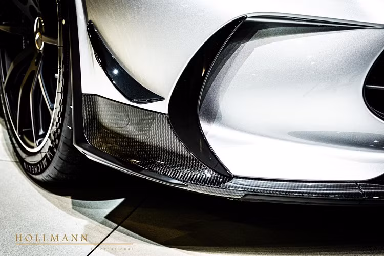 Mức giá xe Mercedes-AMG GT Black Series được đại lý siêu xe và xe sang ở Đức rao bán lại là 476.000 Euro, tương đương 12,8 tỷ đồng đã có VAT, và giá xuất khẩu dành cho các đại gia sinh sống ngoài châu Âu muốn mua xe là 400.000 Euro, tương đương 473.640 đô la hay 10,7 tỷ đồng.