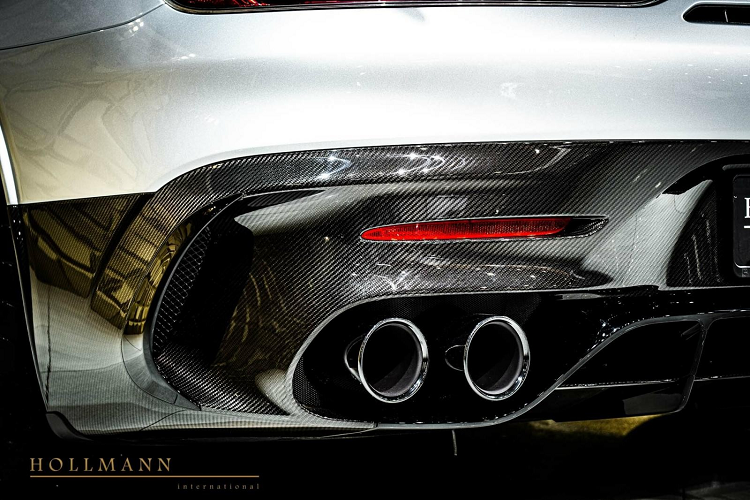 Trái tim của Mercedes-AMG GT Black Series vẫn là khối động cơ V8, Biturbo, dung tích 4.0 lít tương tự như dòng xe Mercedes-AMG GT R đã có 2 chiếc thuộc bản tiêu chuẩn và Pro về Việt Nam, tuy nhiên, sức mạnh bơm ra cho công suất tối đa của xe đã lên đến 720 mã lực, cao hơn 143 mã lực so với phiên bản Mercedes-AMG GT R. Mô-men xoắn cực đại trên siêu xe Mercedes-AMG GT Black Series cũng tăng thêm 100 Nm lên mức 800 Nm.