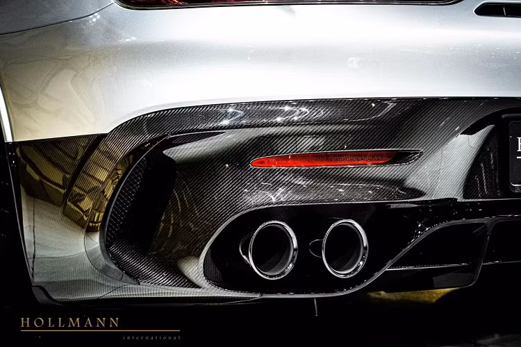 Trái tim của Mercedes-AMG GT Black Series vẫn là khối động cơ V8, Biturbo, dung tích 4.0 lít tương tự như dòng xe Mercedes-AMG GT R đã có 2 chiếc thuộc bản tiêu chuẩn và Pro về Việt Nam, tuy nhiên, sức mạnh bơm ra cho công suất tối đa của xe đã lên đến 720 mã lực, cao hơn 143 mã lực so với phiên bản Mercedes-AMG GT R. Mô-men xoắn cực đại trên siêu xe Mercedes-AMG GT Black Series cũng tăng thêm 100 Nm lên mức 800 Nm.