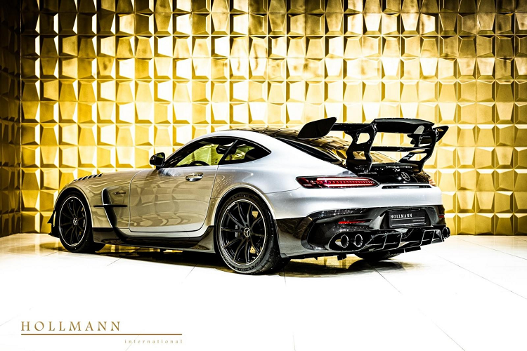 Kếp hợp cùng sức mạnh mới trên siêu xe Mercedes-AMG GT Black Series là hộp số thể thao ly hợp kép 7 cấp mới, nhờ đó, siêu xe hoang dã nhất nhà Mercedes-AMG GT có thời gian tăng tốc từ vị trí xuất phát lên 100 km/h chỉ trong thời gian 3,1 giây trước khi đạt vận tốc tối đa 325 km/h.