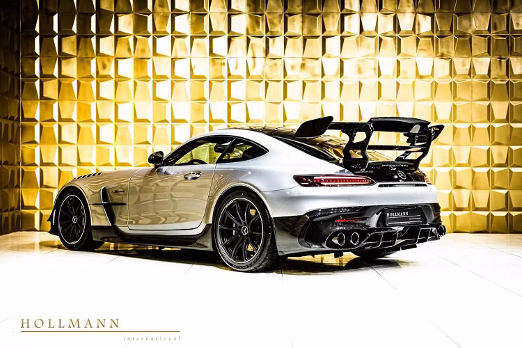 Kếp hợp cùng sức mạnh mới trên siêu xe Mercedes-AMG GT Black Series là hộp số thể thao ly hợp kép 7 cấp mới, nhờ đó, siêu xe hoang dã nhất nhà Mercedes-AMG GT có thời gian tăng tốc từ vị trí xuất phát lên 100 km/h chỉ trong thời gian 3,1 giây trước khi đạt vận tốc tối đa 325 km/h.