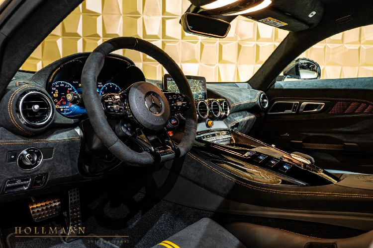 Cũng chính vì lý do giá xe Mercedes-AMG GT Black Series bị đẩy lên khá cao nên khiến 1 số ít khách hàng Việt quan tâm sở hữu e ngại. Tuy nhiên, mới đây, 1 người chuyên săn các siêu xe và xe thể thao hàng độc đã tìm thấy 1 đại lý có xe Mercedes-AMG GT Black Series giao sẵn với mức giá vô cùng hợp lý.