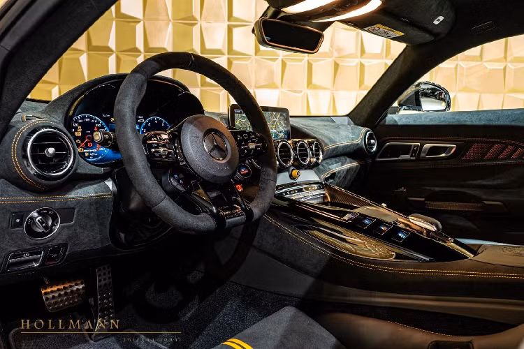 Cũng chính vì lý do giá xe Mercedes-AMG GT Black Series bị đẩy lên khá cao nên khiến 1 số ít khách hàng Việt quan tâm sở hữu e ngại. Tuy nhiên, mới đây, 1 người chuyên săn các siêu xe và xe thể thao hàng độc đã tìm thấy 1 đại lý có xe Mercedes-AMG GT Black Series giao sẵn với mức giá vô cùng hợp lý.