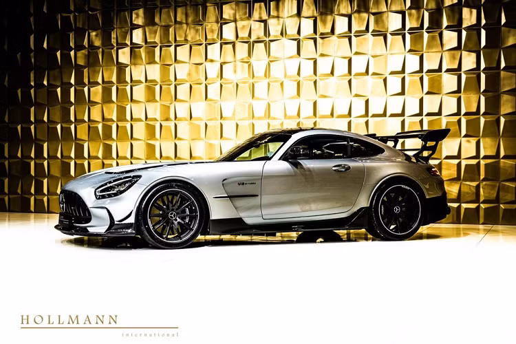 Cụ thể, dạo qua 1 số trang mua bán xe nổi tiếng có thể thấy mức giá xe Mercedes-AMG GT Black Series đang được chào bán từ 575.000 đô la cho đến gần 900.000 đô la khiến cho không ít người muốn sở hữu phải trùng tay vì chênh lệch thấp nhất 3 tỷ đồng so với giá xe của Mercedes-Benz công bố.