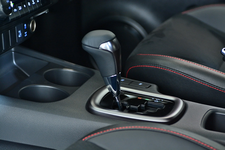 Tốc độ xem trên đồng hồ đối chiếu với tốc độ đo được trên GPS:Tốc độ trên đồng hồ 100 km/h - đo bằng GPS 94,0 km/h; Tốc độ trên đồng hồ 110 km/h - đo bằng GPS 104,0 km/h; Tốc độ và tua máy khi chạy ở số 5 và số 6 ; 80 km/h tại 1.350 vòng/phút (số 5); 100 km/h tại 1.450 vòng/phút (số 5); 110 km/h tại 1.650 vòng/phút (số 6).