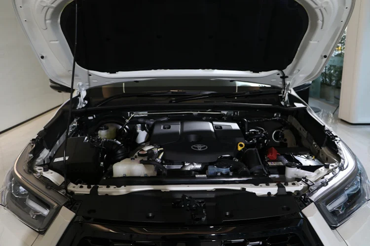 Xe sử dụng kết hợp với hộp số tự động 6 cấp (6AT), đi cùng với lẫy chuyển số phía sau vô lăng (Paddle Shift). Bên cạnh công suất mạnh mẽ (201 mã lực và mô-men xoắn 500Nm), ít ai biết rằng Toyota Hilux máy dầu 2.8L cũng có khả năng tăng tốc tốt, độ bền bỉ cao, bên cạnh khả năng vượt địa hình nổi trội.