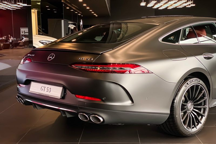 Mercedes-AMG GT 53 tại Việt Nam dùng động cơ 3.0L 6 xi-lanh thẳng hàng sản sinh công suất 435 mã lực và mô-men xoắn cực 520 Nm, kết hợp hệ thống mild-hybrid EQ Boost hỗ trợ thêm 22 mã lực và 250 Nm khi cần thiết. Đi kèm là hộp số tự động 9 cấp AMG SPEEDSHIFT TCT 9G và hệ dẫn động 4 bánh.