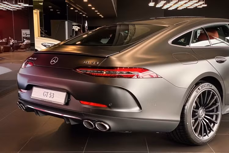 Mercedes-AMG GT 53 tại Việt Nam dùng động cơ 3.0L 6 xi-lanh thẳng hàng sản sinh công suất 435 mã lực và mô-men xoắn cực 520 Nm, kết hợp hệ thống mild-hybrid EQ Boost hỗ trợ thêm 22 mã lực và 250 Nm khi cần thiết. Đi kèm là hộp số tự động 9 cấp AMG SPEEDSHIFT TCT 9G và hệ dẫn động 4 bánh.