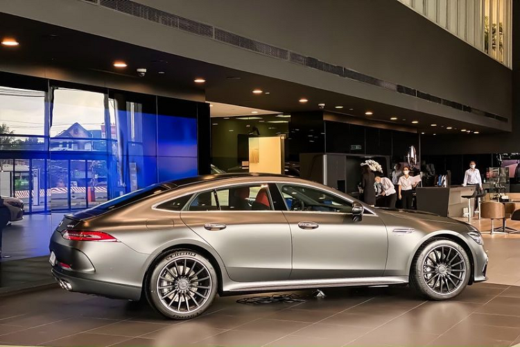 Là đối thủ của BMW M6 Gran Coupe, ngay từ tiêu chuẩn Mercedes-AMG GT 53 4Matic+ gây ấn tượng với mặt trước đậm chất xe đua với nắp capo dài, trọng tâm xe thấp, khoang hành khách đẩy lùi về phía sau, thân xe dập nổi...