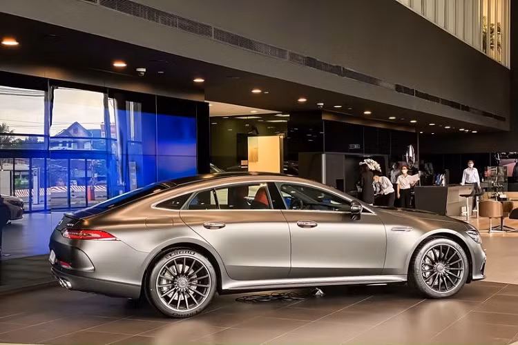 Là đối thủ của BMW M6 Gran Coupe, ngay từ tiêu chuẩn Mercedes-AMG GT 53 4Matic+ gây ấn tượng với mặt trước đậm chất xe đua với nắp capo dài, trọng tâm xe thấp, khoang hành khách đẩy lùi về phía sau, thân xe dập nổi...