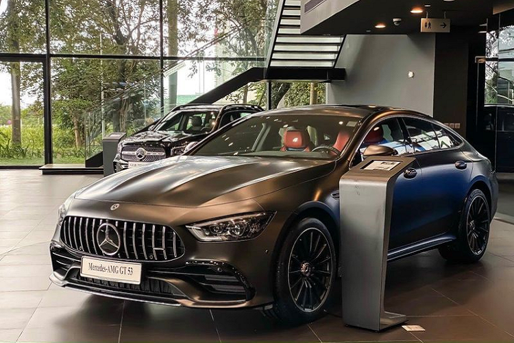 Các trang bị bổ sung cho chiếc Mercedes-AMG GT 53 4Matic+ chính hãng tại Việt Nam này bao gồm màu sơn Xám Graphite 90 triệu đồng, nội thất da Exclusive Nappa, hai màu Đỏ Pepper/Đen giá 105 triệu đồng, ốp sợi carbon nội thất 125 triệu đồng, dàn loa cao cấp Burmester® high-end 3D với 25 loa, 1450 W trị giá 250 triệu đồng...