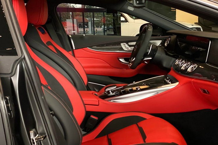 Di chuyển vào bên trong, xe được trang bị nhiều tính năng cao cấp như bảng đồng hồ điều khiển và màn hình giải trí cùng có kích thước chung là 12,3 inch, kết nối Apple Carplay / Android Auto, điều khiển bằng giọng nói LINGUATRONIC – kích hoạt thông qua câu lệnh “Hey Mercedes”, cổng sạc điện thoại không dây cho cả 2 hàng ghế trước và sau...