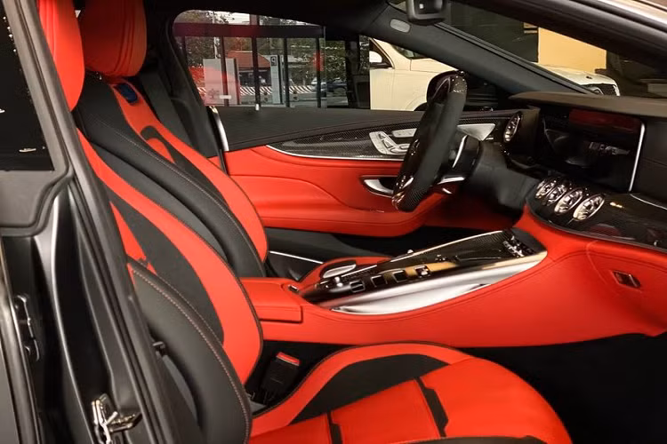 Di chuyển vào bên trong, xe được trang bị nhiều tính năng cao cấp như bảng đồng hồ điều khiển và màn hình giải trí cùng có kích thước chung là 12,3 inch, kết nối Apple Carplay / Android Auto, điều khiển bằng giọng nói LINGUATRONIC – kích hoạt thông qua câu lệnh “Hey Mercedes”, cổng sạc điện thoại không dây cho cả 2 hàng ghế trước và sau...