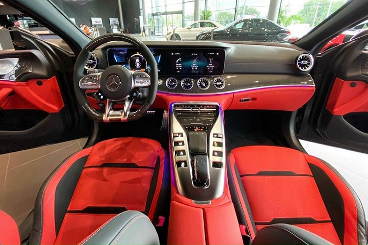 Chiếc sedan hiệu suất cao còn có lưới tản nhiệt với các nan thẳng đứng, đèn pha Multibeam-LED, đèn ngày LED, mâm AMG thể thao 20 inch, đèn hậu và đèn phanh thứ ba công nghệ LED, hệ thống ống xả kép hình tròn và cánh lướt gió đóng / mở điện.