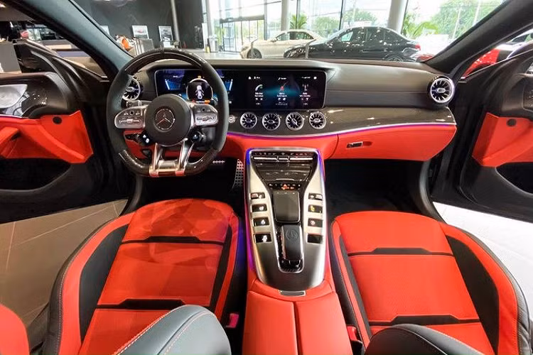 Chiếc sedan hiệu suất cao còn có lưới tản nhiệt với các nan thẳng đứng, đèn pha Multibeam-LED, đèn ngày LED, mâm AMG thể thao 20 inch, đèn hậu và đèn phanh thứ ba công nghệ LED, hệ thống ống xả kép hình tròn và cánh lướt gió đóng / mở điện.