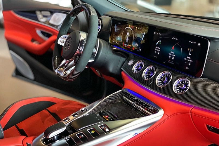 Theo đại lý, đây là chiếc Mercedes-AMG GT 53 4Matic+ chính hãng sở hữu nhiều tùy chọn nhất từ trước tới nay. Giá xe Mercedes-AMG GT 53 4Matic+ 2021 này bán ra đắt hơn khoảng 700 triệu đồng so với tiêu chuẩn 6,299 tỷ đồng. 