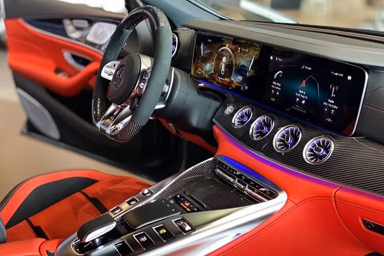 Theo đại lý, đây là chiếc Mercedes-AMG GT 53 4Matic+ chính hãng sở hữu nhiều tùy chọn nhất từ trước tới nay. Giá xe Mercedes-AMG GT 53 4Matic+ 2021 này bán ra đắt hơn khoảng 700 triệu đồng so với tiêu chuẩn 6,299 tỷ đồng. 