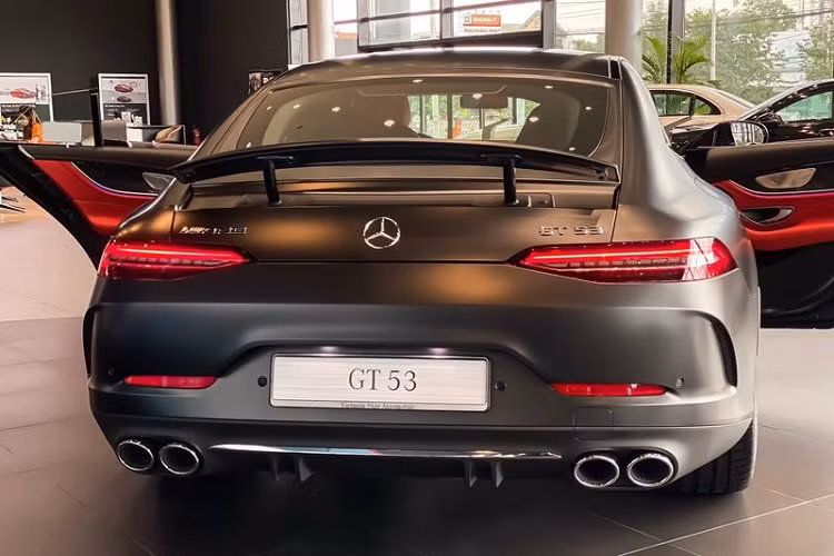 Ngoài ra, nó còn sở hữu hệ thống sưởi và thông gió cho hàng ghế trước giá 70 triệu đồng, vô lăng thể thao AMG bọc sợi carbon fibre/sợi DINAMICA giá 20 triệu đồng, đèn phản chiếu biểu tượng AMG 20 triệu đồng và nút điều khiển dành riêng cho xe AMG giá 20 triệu đồng.