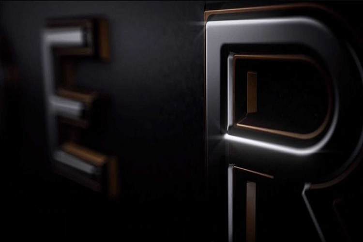 Về tên gọi, trong đoạn video teaser, chúng ta có thể thấy rõ rằng tên của mẫu xe mới có chữ "ER" ở cuối, ngay phía trước là một nét cong của chữ cái khác - rất giống chữ "D". Vì vậy, khả năng cao mẫu SUV 7 chỗ mới của Jeep được đặt tên là Commander. 