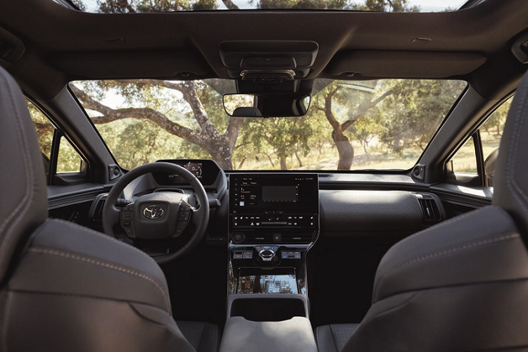 Toyota bZ4X sở hữu nhiều dấu hiệu thiết kế gợi nhắc đến RAV4 như kiểu dáng góc cạnh, đường viền vòm bánh xe màu đen và phần mái tương phản. Tuy nhiên, bZ4X vẫn có những nét đặc trưng riêng như thiết kế mặt ca-lăng hoàn toàn mới, vạch ra một ngôn ngữ thiết kế riêng biệt cho những chiếc xe điện đeo huy hiệu bZ. 